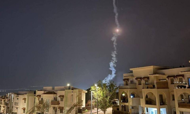 Πόλεμος στο Ισραήλ: Οι Χούθι έπληξαν με βαλλιστικό πύραυλο στρατιωτική εγκατάσταση στο λιμάνι Εϊλάτ