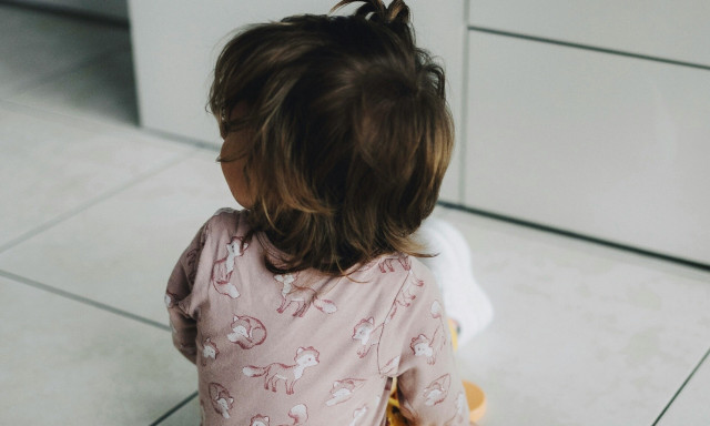 Κακοποίηση 3χρονου - Απίστευτη καταγγελία γειτόνισσας: «Άκουγα τα «πλατς» στο κορμάκι του παιδιού