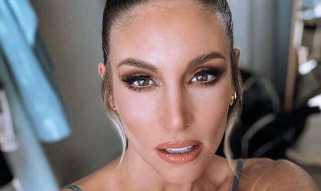 Αθηνά Οικονομάκου: Πιο εντυπωσιακή από ποτέ στην παραλία με τα παιδιά της