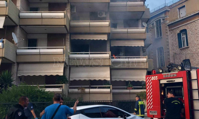 Δραματική διάσωση ηλικιωμένης από φλεγόμενο διαμέρισμα στο Παλαιό Φάληρο