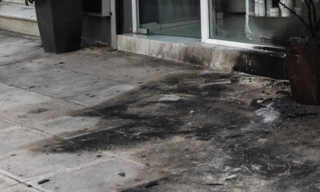 Αρτέμιδα: Εμπρηστική επίθεση με γκαζάκια σε καφετέρια