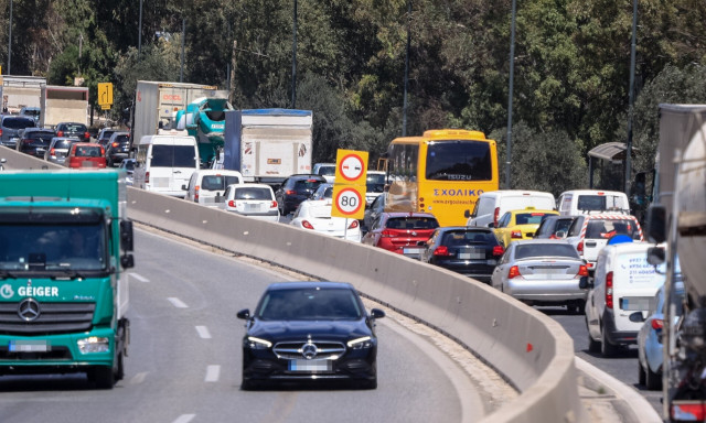 Κίνηση τώρα: Ακινητοποιημένο φορτηγό στη Λεωφόρο Σχιστού στο Κερατσίνι - Δυσχέρεια στην κυκλοφορία