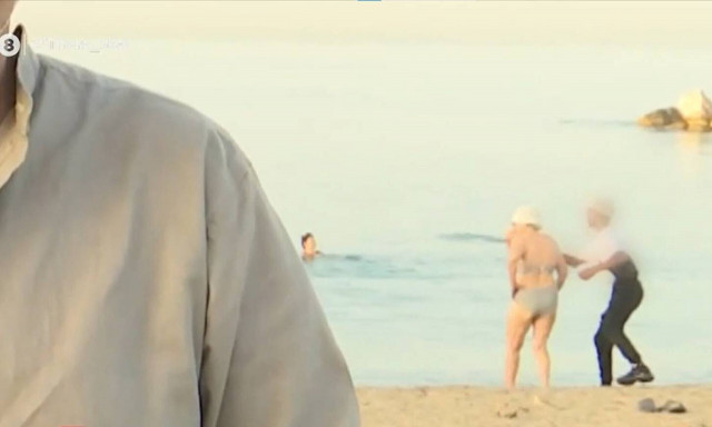 Απίστευτο! Κλέφτης αρπάζει την αλυσίδα από το λαιμό λουόμενης σε ζωντανή μετάδοση εκπομπής