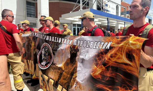 Λεωφόρος Κηφισίας: Συγκέντρωση εποχικών πυροσβεστών έξω από το Υπουργείο Πολιτικής Προστασίας