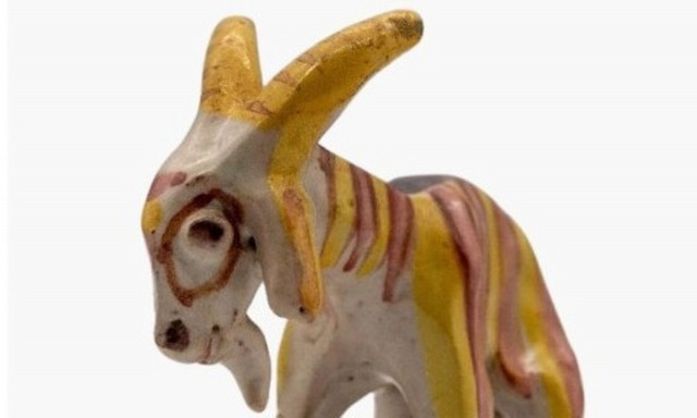 Στο «σφυρί» κεραμικό διακοσμητικό του βασιλιά Κάρολου Γ’