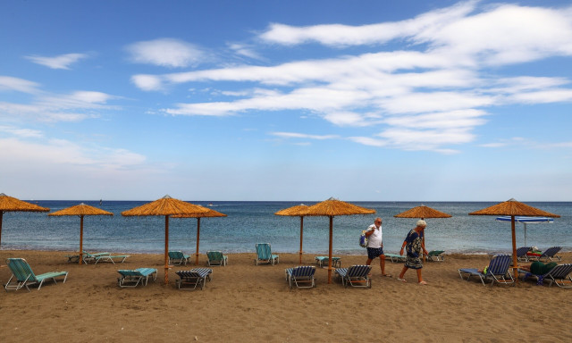 Ρόδος: «Λουκέτο» στο beach bar με τις ξαπλώστρες μέσα στη θάλασσα