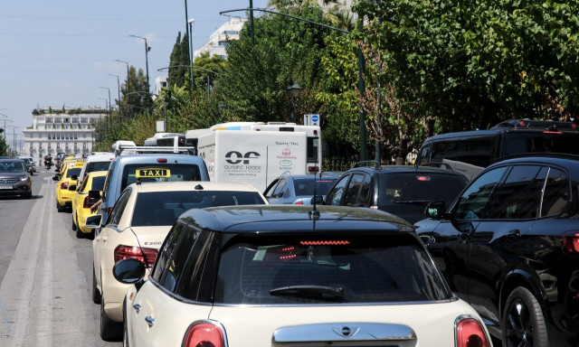 Κίνηση τώρα: Χαμός στο κέντρο της Αθήνας λόγω ακινητοποιημένου οχήματος