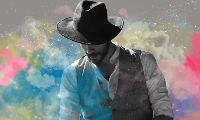 Πάνος Μουζουράκης: Το νέο του video clip έχει μορφή… προεκλογικού σπότ