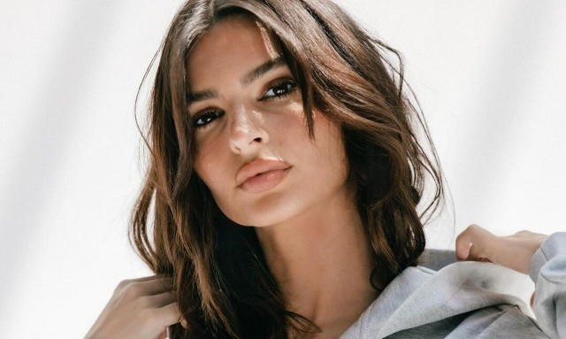 Έμιλι Ραταϊκόφσκι: Ποζάρει με μπικίνι για τα 33α γενέθλιά της