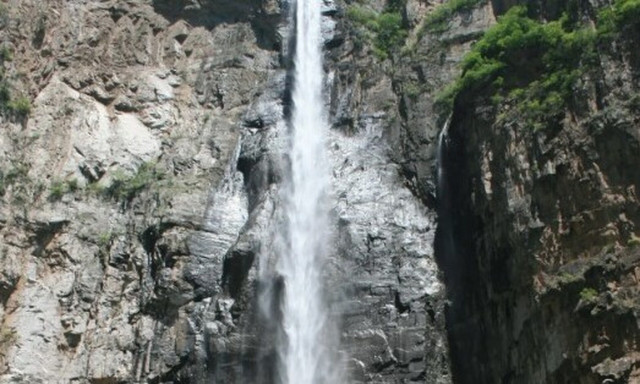 Kίνα: Ο πιο διάσημος καταρράκτης της χώρας γίνεται viral μετά από μία σοκαριστική ανακάλυψη