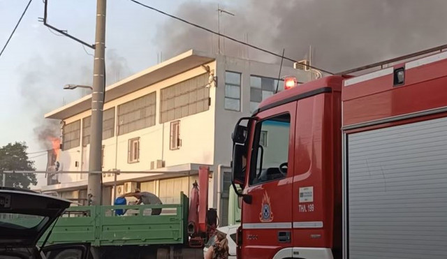 Μεγάλη φωτιά σε αποθήκη στον Βοτανικό - Δείτε εικόνες