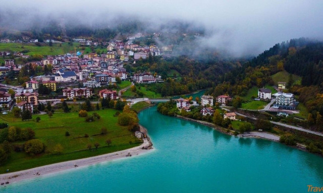 Ιταλία: Το πολύχρωμο χωριό δίπλα στη λίμνη βγαλμένο από παραμύθι