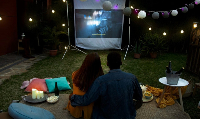 Date night: Πώς θα δημιουργήσεις το προσωπικό σου θερινό σινεμά