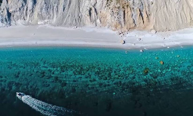 Λαλάρια: Η εντυπωσιακή παραλία της Σκιάθου - Προσβάσιμη μόνο με καραβάκι