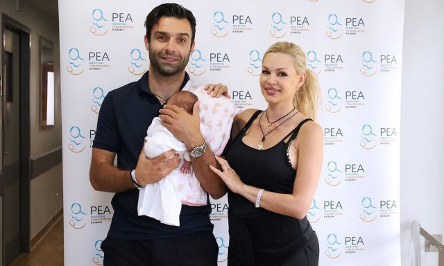 Βίκυ Κάβουρα: Αγκαλιά με τη νεογέννητη κορούλα της - Η τρυφερή φωτογραφία