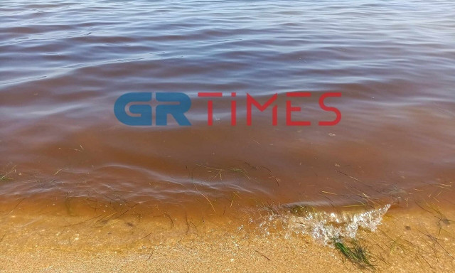 Απόκοσμες εικόνες στον Θερμαϊκό - Γιατί έγινε κόκκινη η θάλασσα