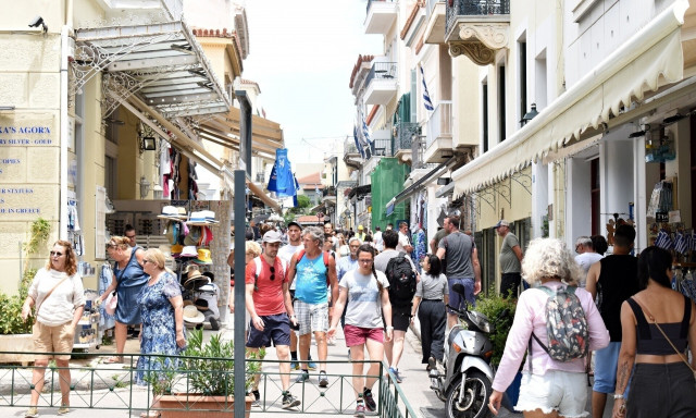 Τουρισμός: Αισιόδοξοι οι επιχειρηματίες για το φετινό καλοκαίρι – Προβλήματα με το προσωπικό