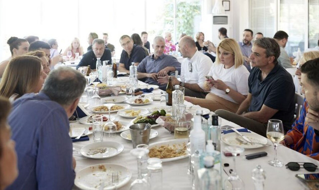 Ο Μητσοτάκης είχε γεύμα με δημοσιογράφους στην Πεντέλη  - Η πρόβλεψη για τις ευρωεκλογές