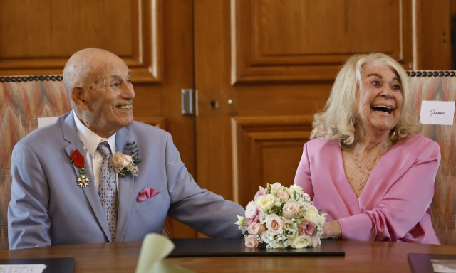 Βετεράνος του Β' Παγκοσμίου Πολέμου παντρεύτηκε σε ηλικία 100 ετών την 96χρονη αγαπημένη του