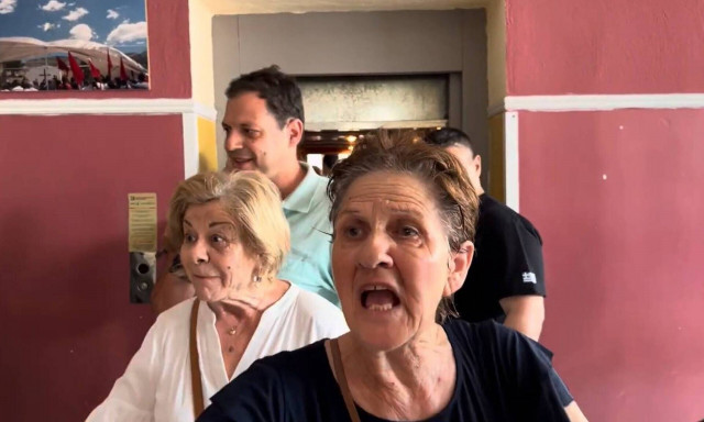 Λάρισα: Βίντεο από τον απεγκλωβισμό των ψηφοφόρων από το ασανσέρ - «Τους αλήτες...»