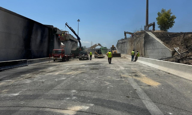 Ισθμός: Ολοκληρώθηκε η κατεδάφιση της γέφυρας - Δίνονται στην κυκλοφορία μία λωρίδα και η ΛΕΑ