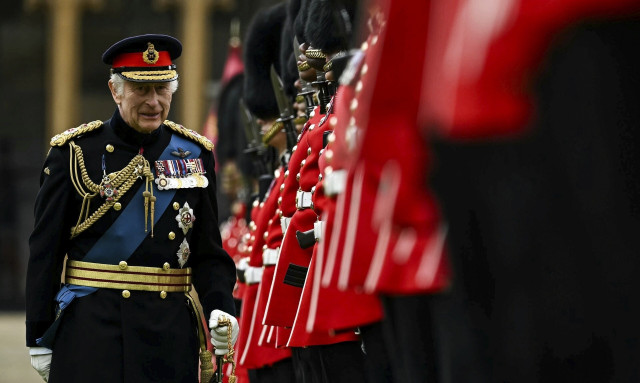Ο βασιλιάς Κάρολος παρουσίασε τα νέα χρώματα της ιρλανδικής φρουράς λίγο πριν το Trooping the Colour