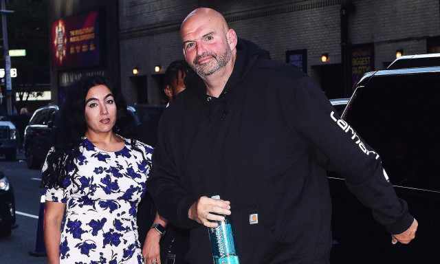 Σοβαρό τροχαίο για τον Αμερικανό γερουσιαστή Τζον Φέτερμαν - Στο νοσοκομέιο με τη σύζυγό του, Ζιζέλ