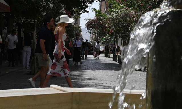 Καύσωνας: Οδηγίες του υπουργείου Υγείας - Μέτρα προφύλαξης από τις υψηλές θερμοκρασίες