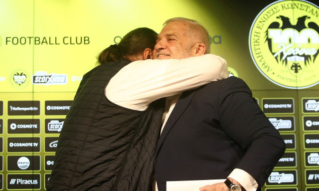 AEK: Συγκινημένος ο Μελισσανίδης – Η θερμή αγκαλιά με τον Ηλιόπουλο