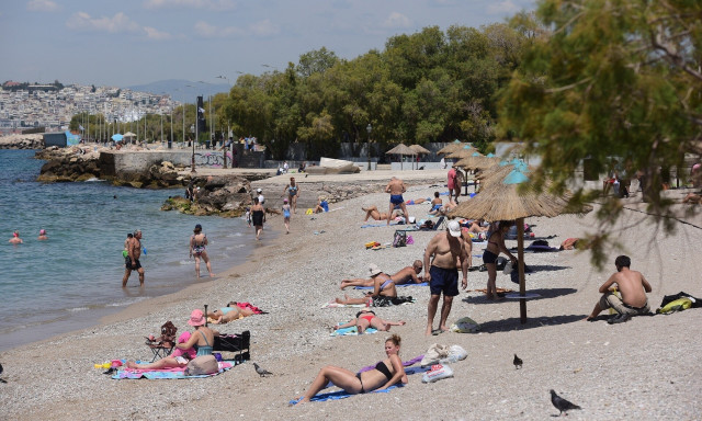 Χειροπέδες σε Ιρακινό που ξάφριζε λουόμενους στην παραλία του Αλίμου