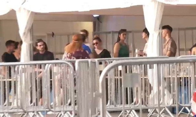 Coldplay: Τεράστιες ουρές των θαυμαστών τους για να συμμετάσχουν στο νέο τους video cilp