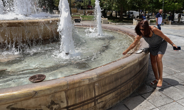 Καύσωνας: Έκτακτα μέτρα για τους εργαζόμενους - Τι ισχύει με την τηλεργασία