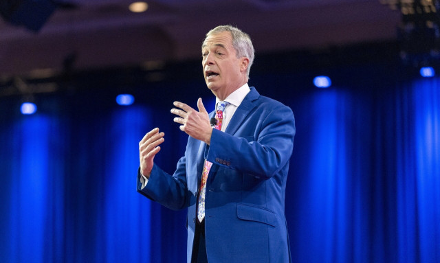 Νέα επίθεση στον Νάιτζελ Φάρατζ: Διαδηλωτής τού πέταξε κομμάτι από βρεγμένο τσιμέντο (vid)