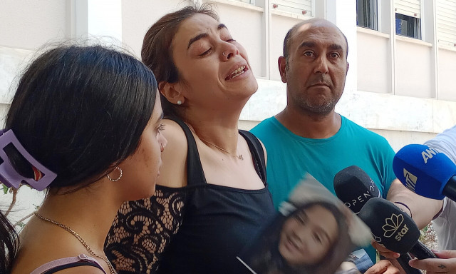 Σπαρακτικές εικόνες έξω από τα δικαστήρια του Πύργου - Με φωτογραφίες της 11χρονης οι συγγενείς της