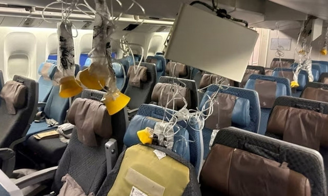 Singapore Airlines: Θα καταβάλει τουλάχιστον 10.000 δολάρια στους τραυματίες από τις αναταράξεις