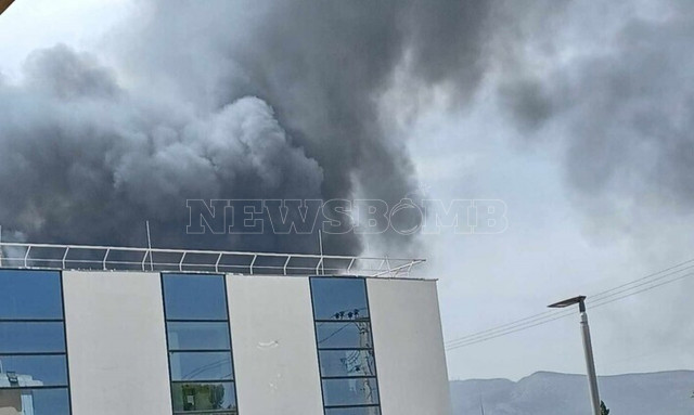 Διακοπή κυκλοφορίας στην Καλυφτάκη λόγω της φωτιάς σε εργοστάσιο