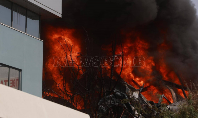 «Κόλαση» στην Κηφισιά από τη μεγάλη φωτιά σε εργοστάσιο - Οι εκρήξεις και οι τοξικοί καπνοί