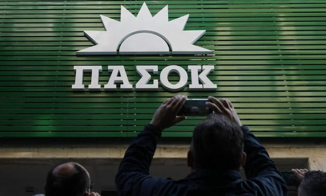 Αναβρασμός στο ΠΑΣΟΚ - Στο βάθος του φόντου Δούκας, Γερουλάνος, Χριστοδουλάκης