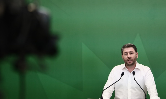 Μαλλιά κουβάρια στο ΠΑΣΟΚ - Σε δεινή θέση ο Ανδρουλάκης - Αυξάνονται οι αμφισβητίες