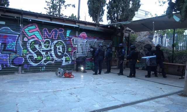 Εκκένωση υπό κατάληψη κτηρίου στον Λόφο Στρέφη από την ΕΛΑΣ