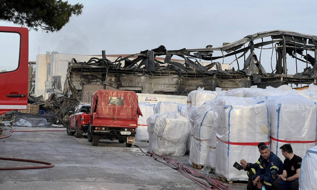 Κηφισιά: Τo επικρατέστερο σενάριο που προκάλεσε φωτιά στο εργοστάσιο - Η επόμενη ημέρα σε εικόνες