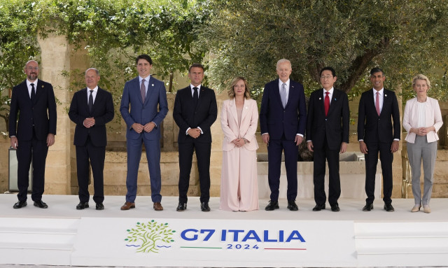 G7 - Τζόρτζια Μελόνι: Το ροζ ντύσιμο, οι ψυχρές χειραψίες και τα σύντομα «πηγαδάκια»