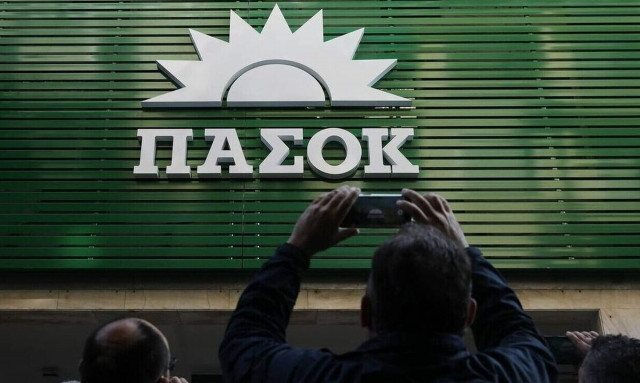 ΠΑΣΟΚ: Βγήκαν τα μαχαίρια - Οι 5 δελφίνοι που θέτουν θέμα ηγεσίας - «Είμαστε άτακτα παιδιά»