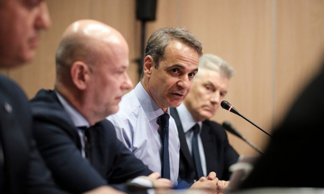 Ο Μητσοτάκης συζητά με τον πρόεδρο του ΣΕΤΕ