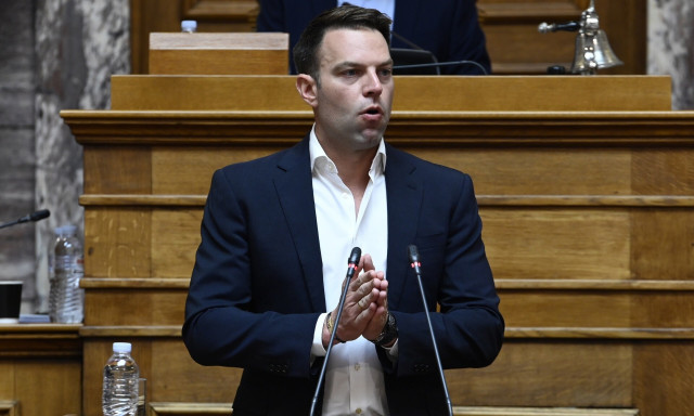 Στέφανος Κασσελάκης: Η αμήχανη στιγμή που ρίχνει το ποτήρι με το νερό στη Βουλή (vid)