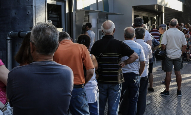 Συντάξεις Ιουλίου: Νωρίτερα οι πληρωμές στους συνταξιούχους με τη… «βοήθεια» του Αγίου Πνεύματος