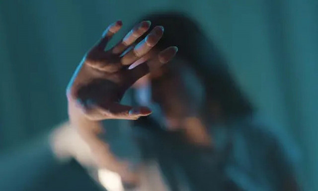 Ενδοοικογενειακή βία στη Γαστούνη: Καταγγελία 19χρονης για βιασμό και παράνομη κατακράτηση