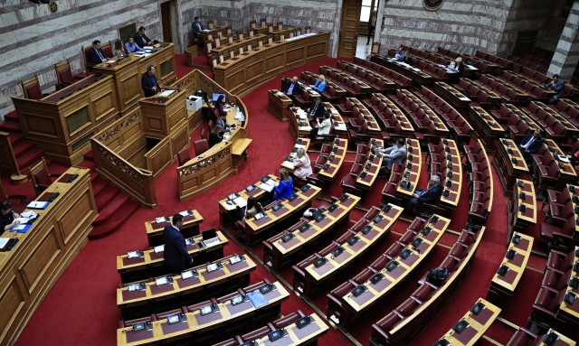 Ροζ τροχαίο με πολιτικό... άρωμα στην Παιανία - Η γραμματέας, ο οδηγός και οι περιπτύξεις στο τιμόνι