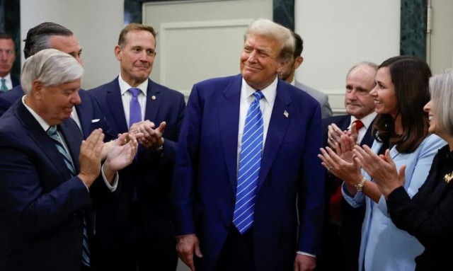 Τραμπ: Το δώρο-έκπληξη που έλαβε για τα 78α γενέθλιά του - Μία θερμή χειραψία που περίμενε καιρό