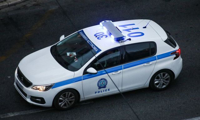 Μέγαρα: Βίντεο από επιχείρηση της ΕΛ.ΑΣ. σε σπίτια για διακίνηση όπλων